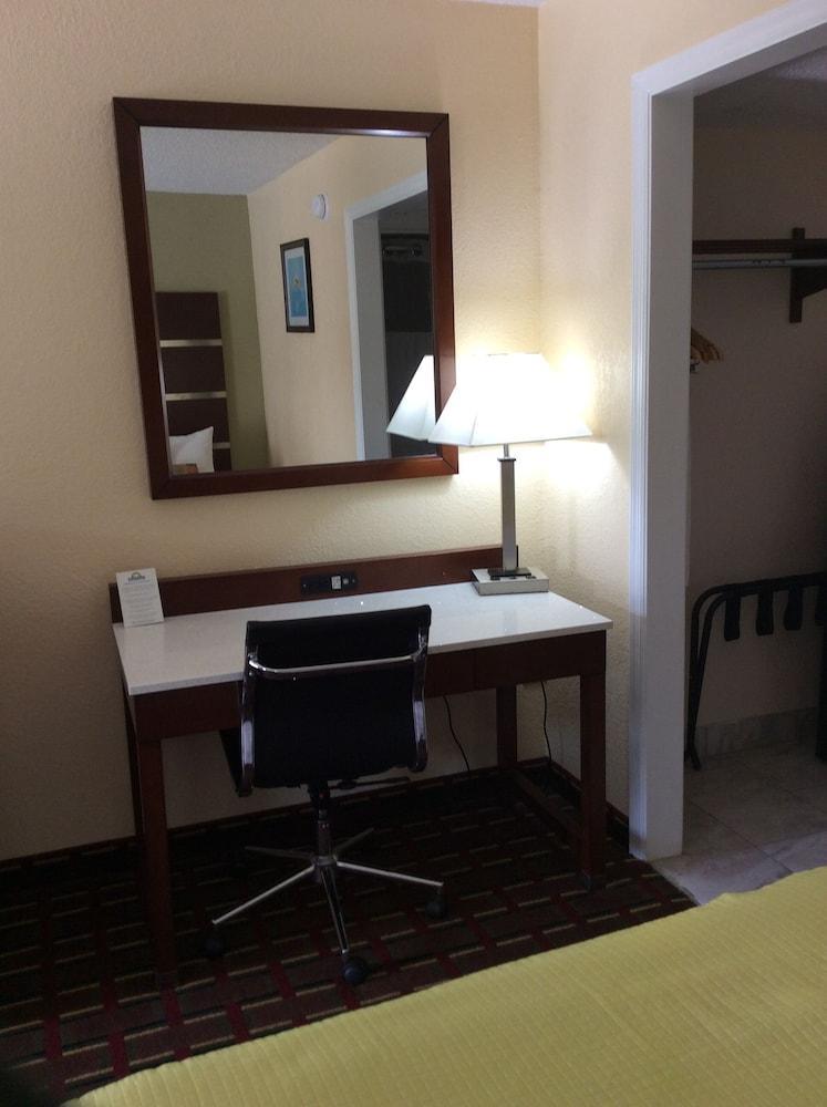 Days Inn By Wyndham Cornelia Luaran gambar